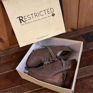 Restricted Taupe Brown wedge boots shoes w laces & Shoe Box